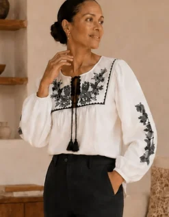 Blouse brodée écru noir