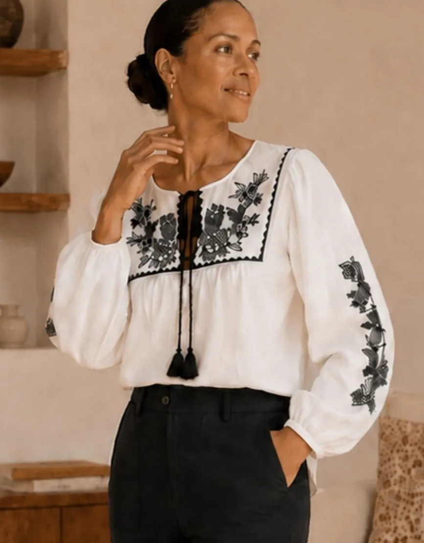 Blouse brodée écru noir