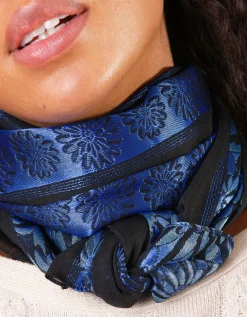 Foulard bleu brodé fleur